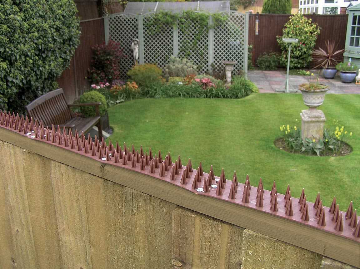 Fence Guard Plastic Garden Security Spikes (1 x Strip, Brown)